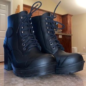 Hunter Chunky Heeled Boots (Size 8, Black)